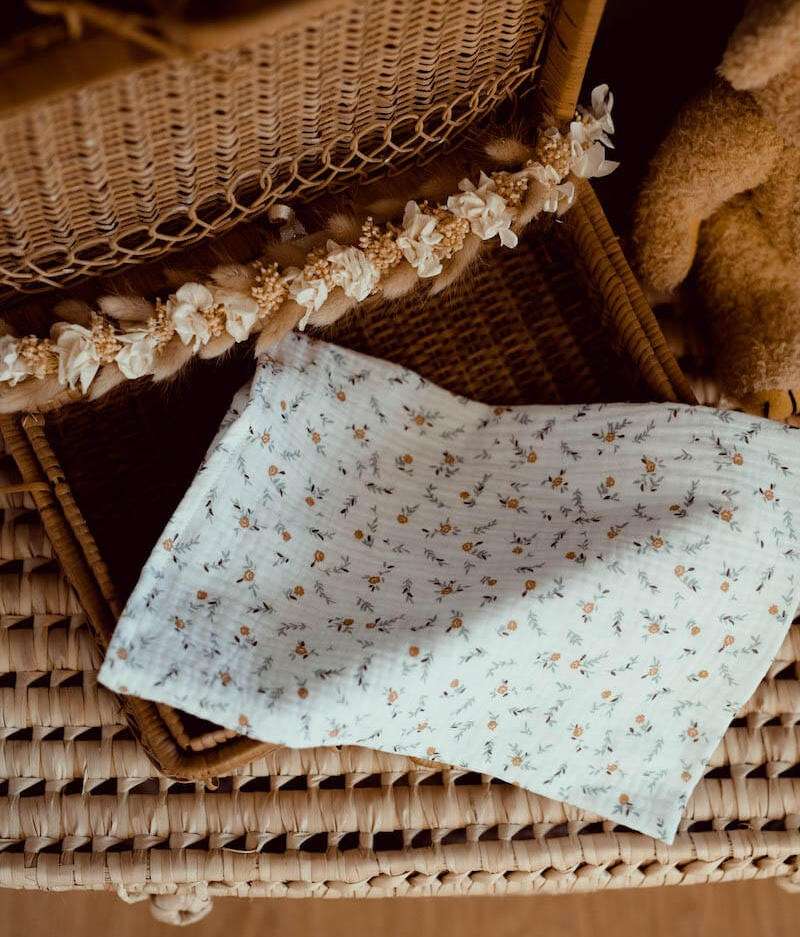 Maxi lange bébé double gaze de coton motifs prairie fleurs, rose et caramel  130 x 130 cm, couverture légère bébé allaitement