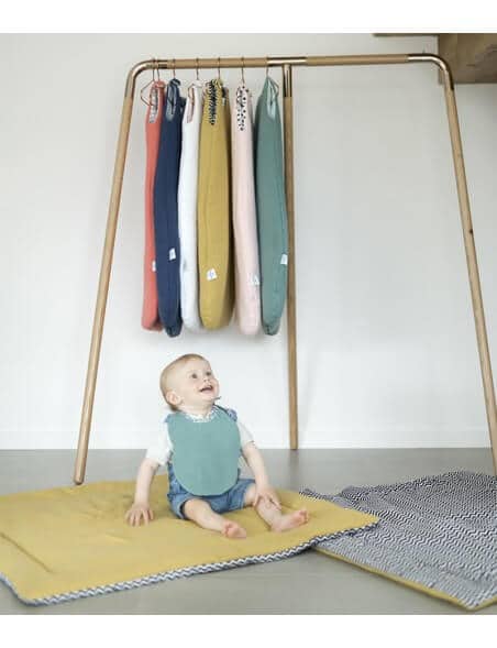 Bavoir bébé personnalisé sur tapis de jeux - fleurs bleues
