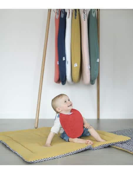 Bavoir bébé personnalisé made in france sur tapis - cocorico